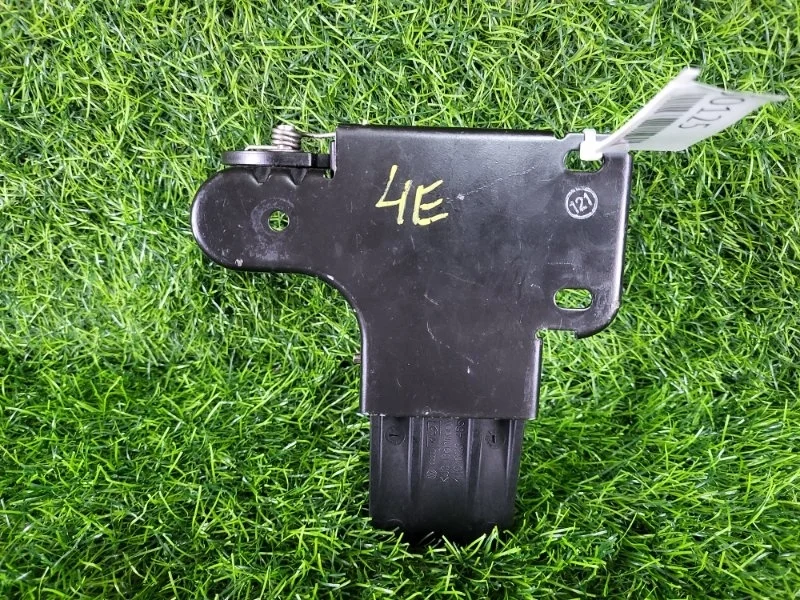 Крюк капота Audi A8 2009 4E0823485B D3 BVJ 4.2, передний