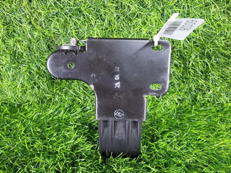 Крюк капота Audi A8 2009 4E0823485B D3 BVJ 4.2, передний