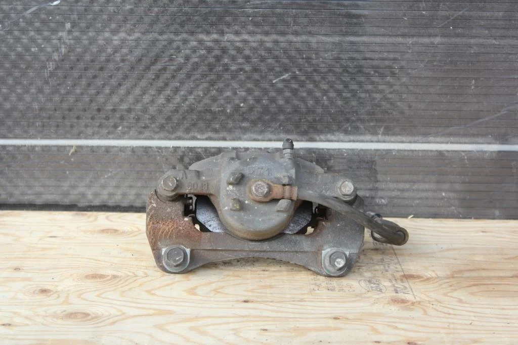 Б.у. суппорт MITSUBISHI GRANDIS NA4W MITSUBISHI GRANDIS NA4W