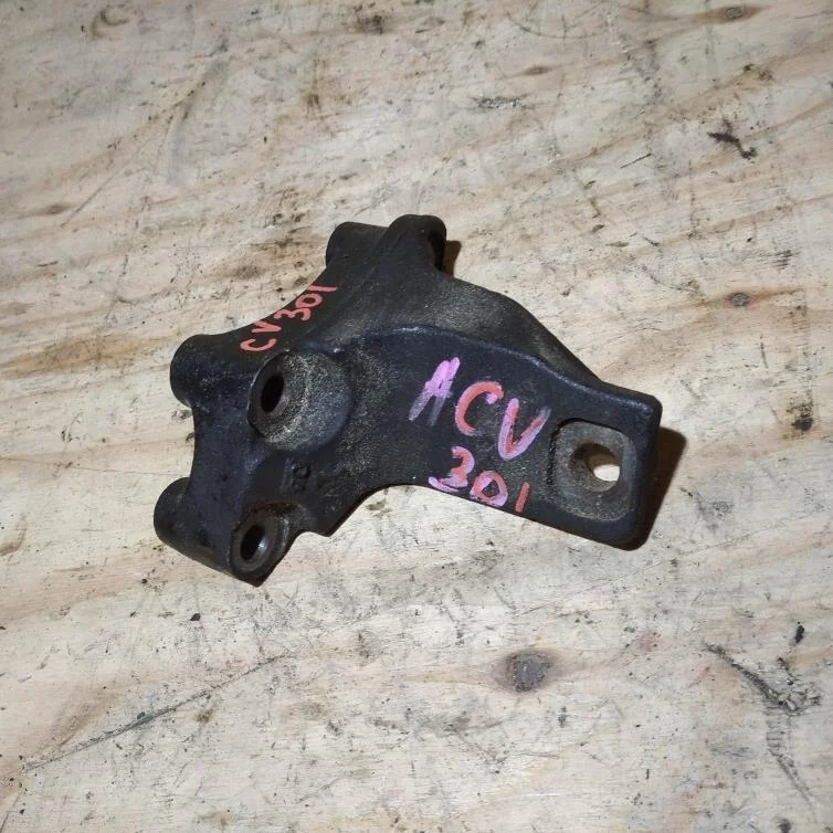 Б.у. кронштейн опоры двигателя TOYOTA CAMRY V30 ACV30 TOYOTA CAMRY V30 ACV30