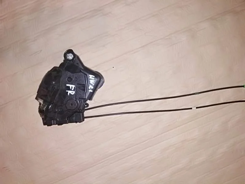 Б.у. замок двери TOYOTA PRIUS NHW20 TOYOTA PRIUS NHW20