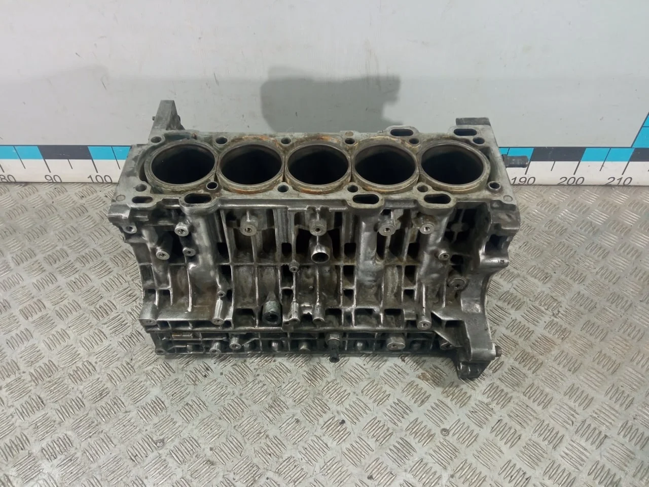 [Б/У] Двигатель B5254T2 - Блок цилиндров пустой. Царапина в четвертом цилиндре [Незначительные дефекты] [Код: 00650355 ]