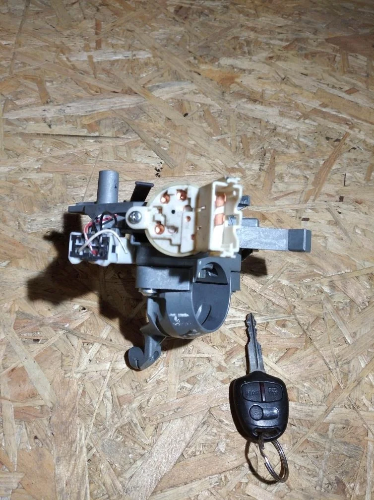 Б.у. замок зажигания MITSUBISHI LANCER CY4A MITSUBISHI LANCER CY4A