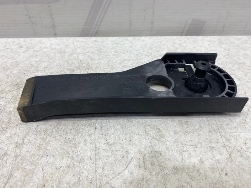 Кронштейн радиатора правый Mercedes-benz 2014 W246