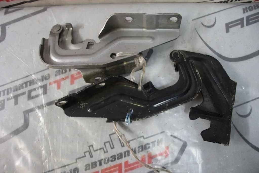 КРОНШТЕЙН КАПОТА MITSUBISHI ПРАВО 5905A089