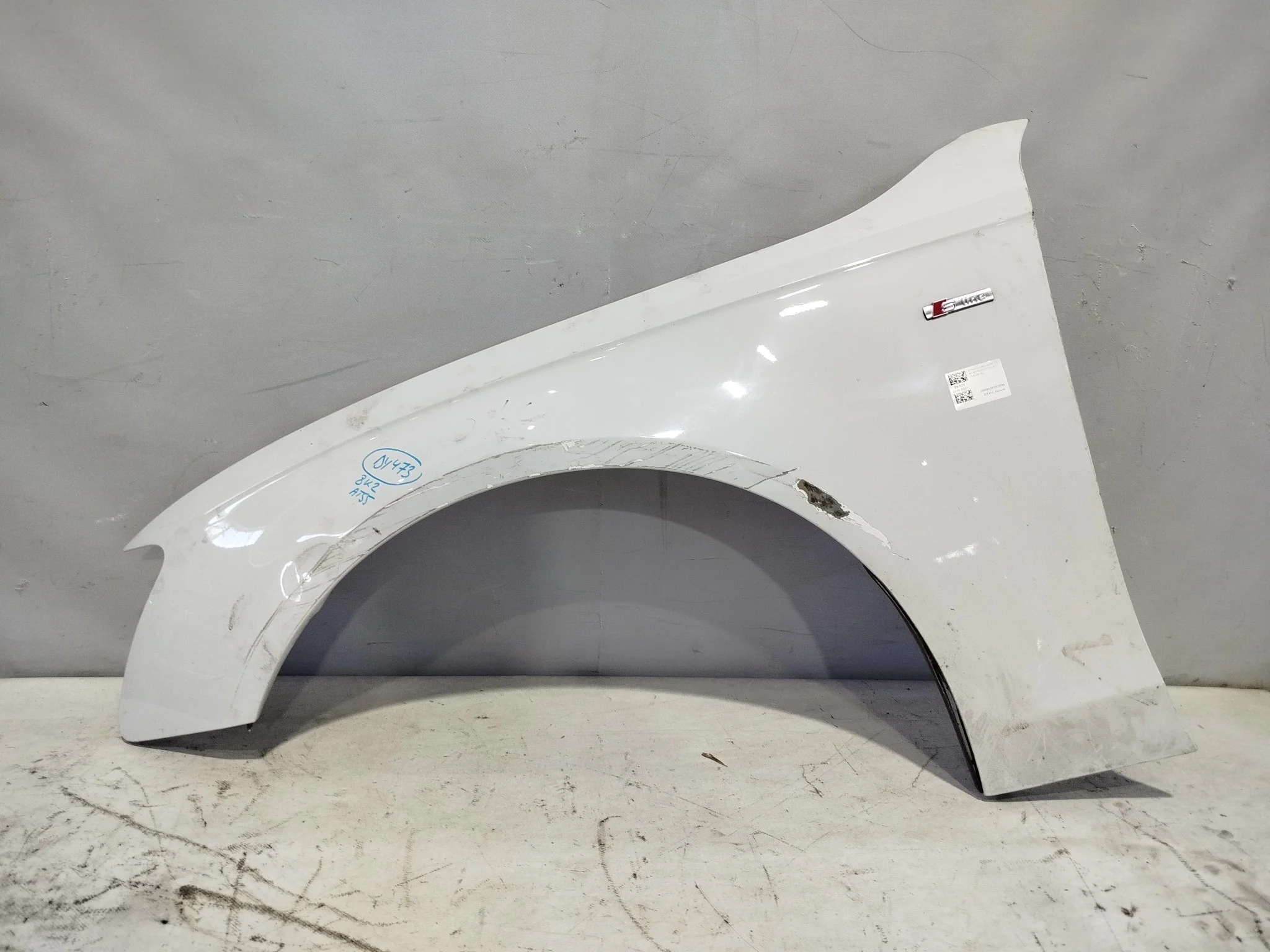 КРЫЛО AUDI 8K0821105J ПЕРЕД ЛЕВО белый DY473