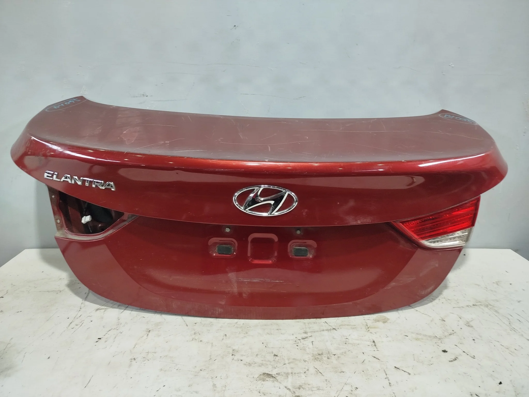 КРЫШКА БАГАЖНИКА HYUNDAI AVANTE ELANTRA 692003X050 красный DY095