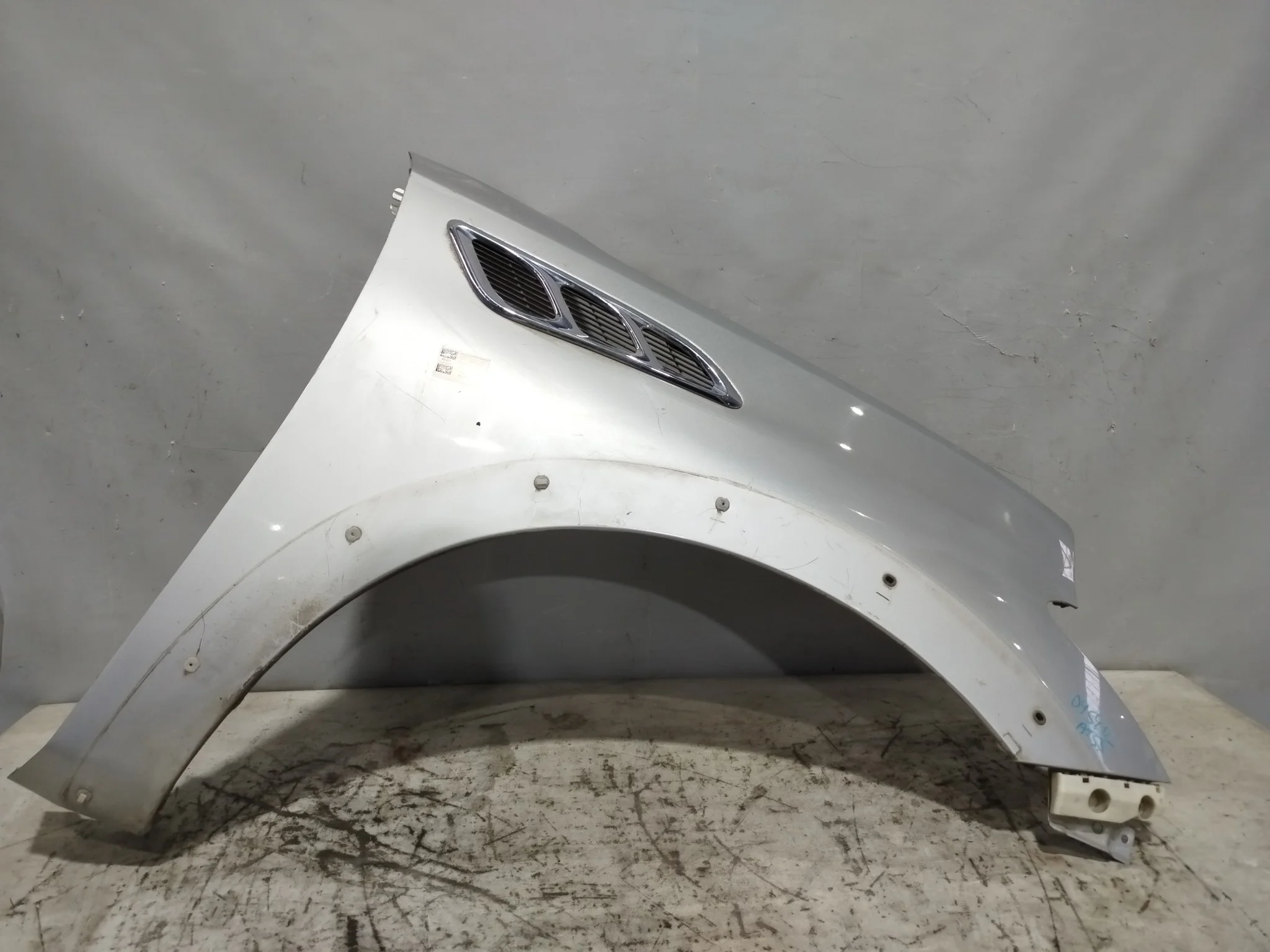 КРЫЛО INFINITI 631001LA0A ПЕРЕД ПРАВО серебро DY540