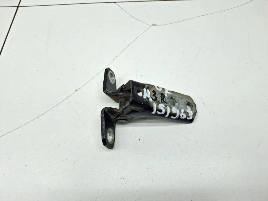 Петля двери задней правой нижняя Mitsubishi Outlander 3 2014 GF