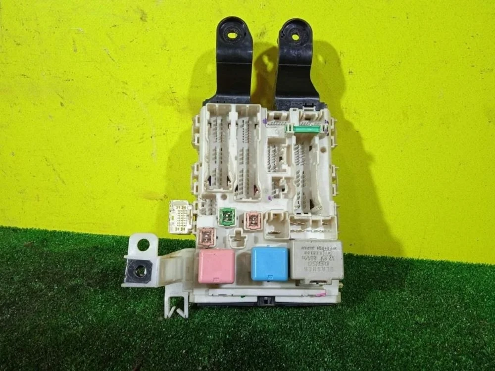 Блок предохранителей салонный Toyota Corolla 2010 8273012B40 150 1ZRFE