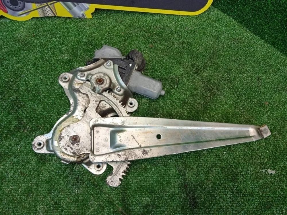 Стеклоподьемник Toyota Land Cruiser 2011 6980335080 200 1VDFTV, задний правый