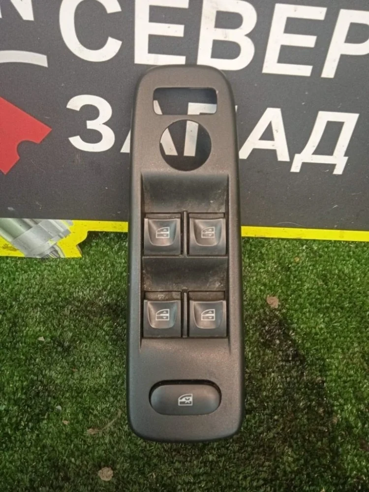 Блок управления стеклоподъемниками Renault Kaptur 2019 254112588R HHA H4M429