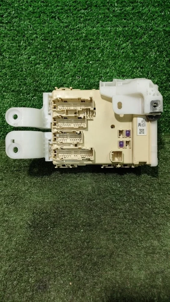 Блок предохранителей салонный Toyota Corolla 2013 8273012X70A 180 1NRFE