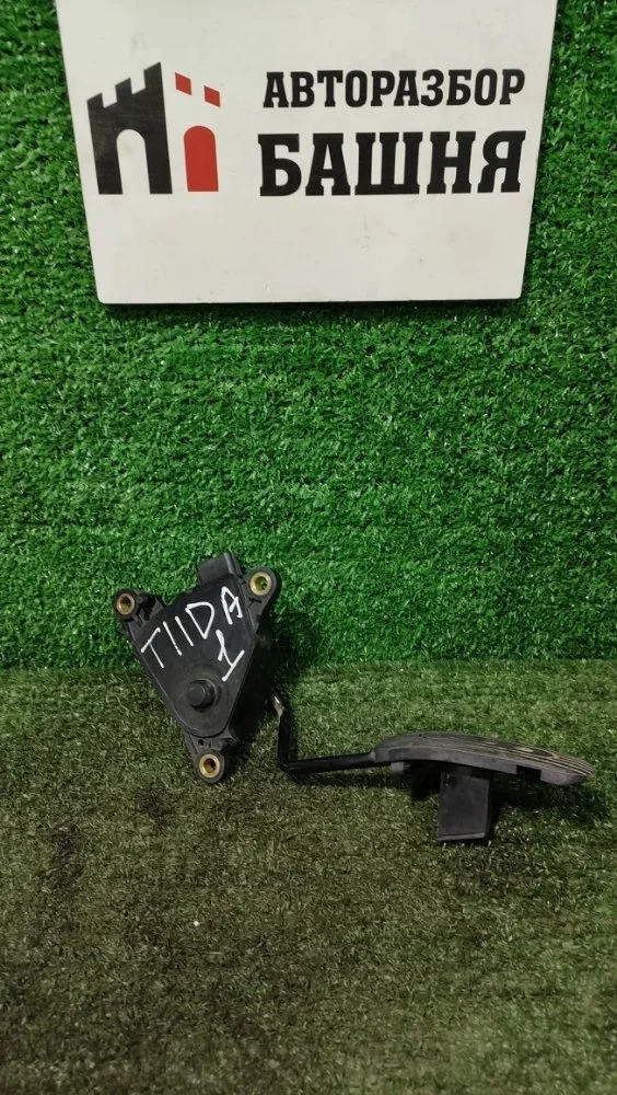 Педаль газа Nissan Tiida 2010 18002AX700 C11 HR16DE