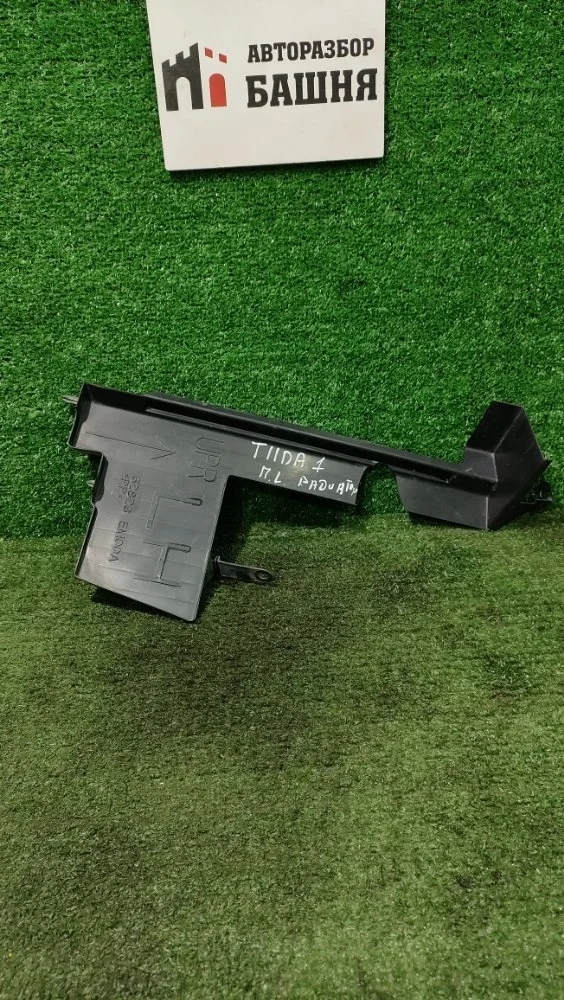 Дефлектор радиатора Nissan Tiida 2010 62823EM00A C11 HR16DE, левый