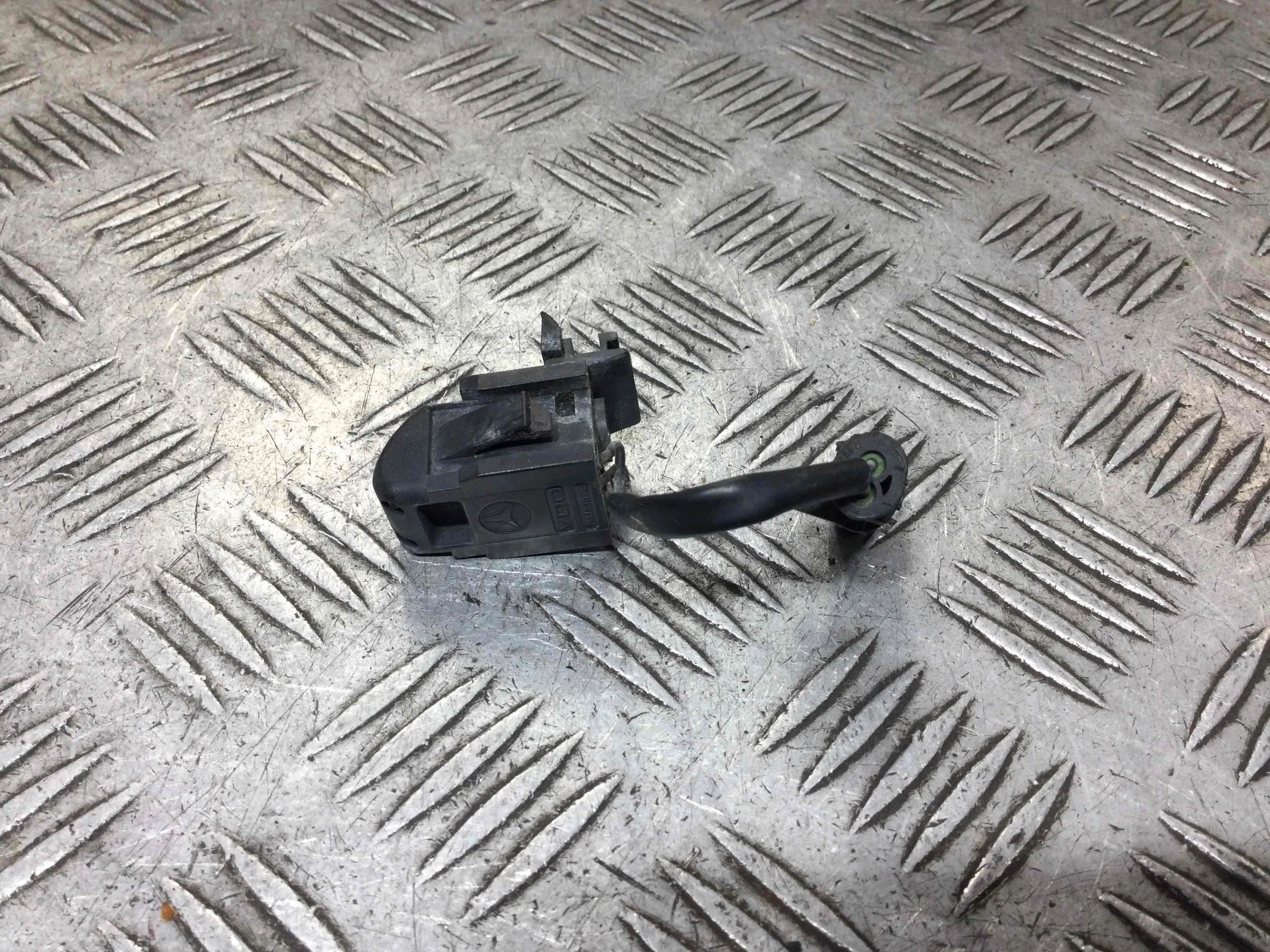 Форсунка омывателя Mercedes C-klasse W203/S203/CL203 [рестайлинг] (2004-2007) дизель 2.2 CDI Автомат Универсал