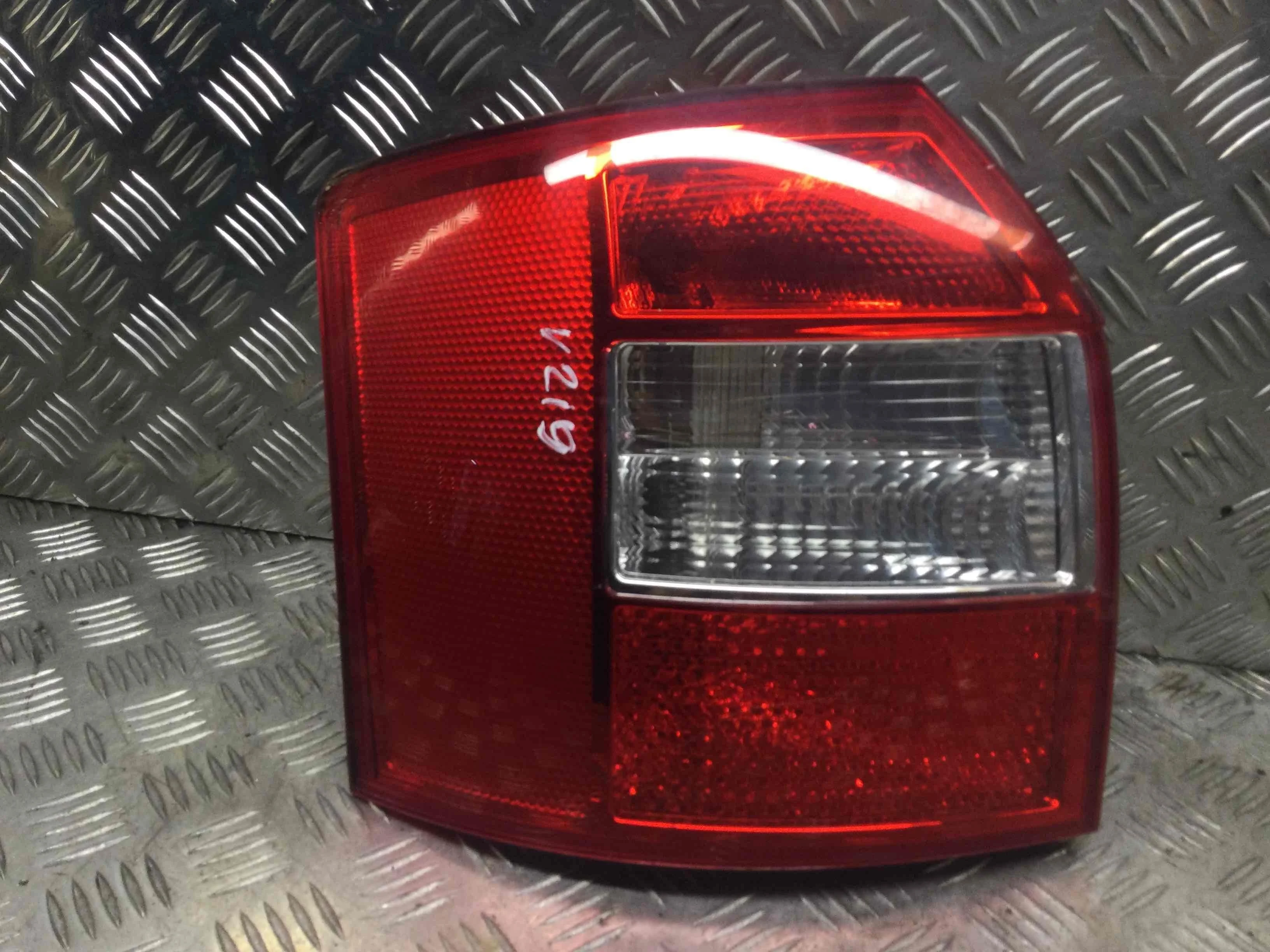 Фонарь задний левый Audi A4 B6 (2000-2005) бензин 2.0 i Механика Универсал