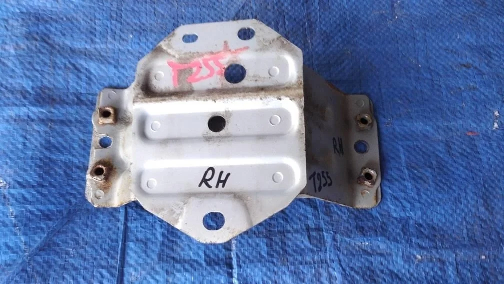 Б.у. кронштейн усилителя бампера зад TOYOTA AVENSIS AZT255(4WD) TOYOTA AVENSIS AZT255(4WD)