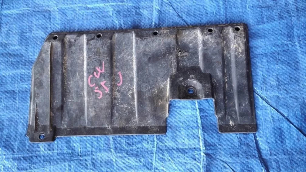 Б.у. защита топливного бака MITSUBISHI OUTLANDER XL CW5W MITSUBISHI OUTLANDER XL CW5W