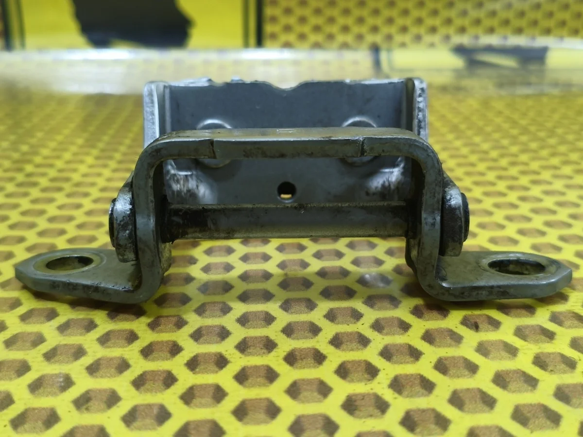 Петля двери задняя верхняя Nissan Juke 2011 824001KA0A F15 MR16DDT, задняя правая