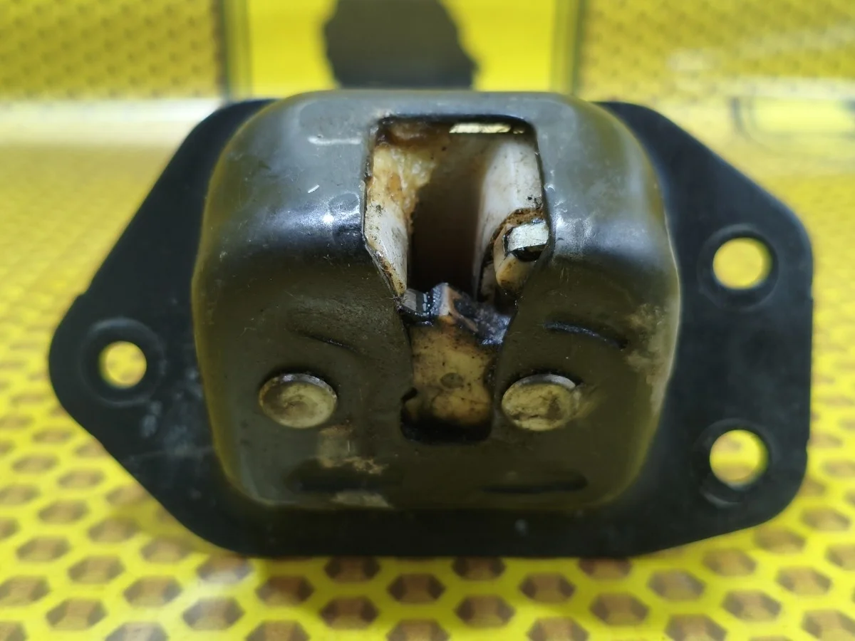 Замок багажника Nissan Juke 2011 90502EN00A F15 MR16DDT