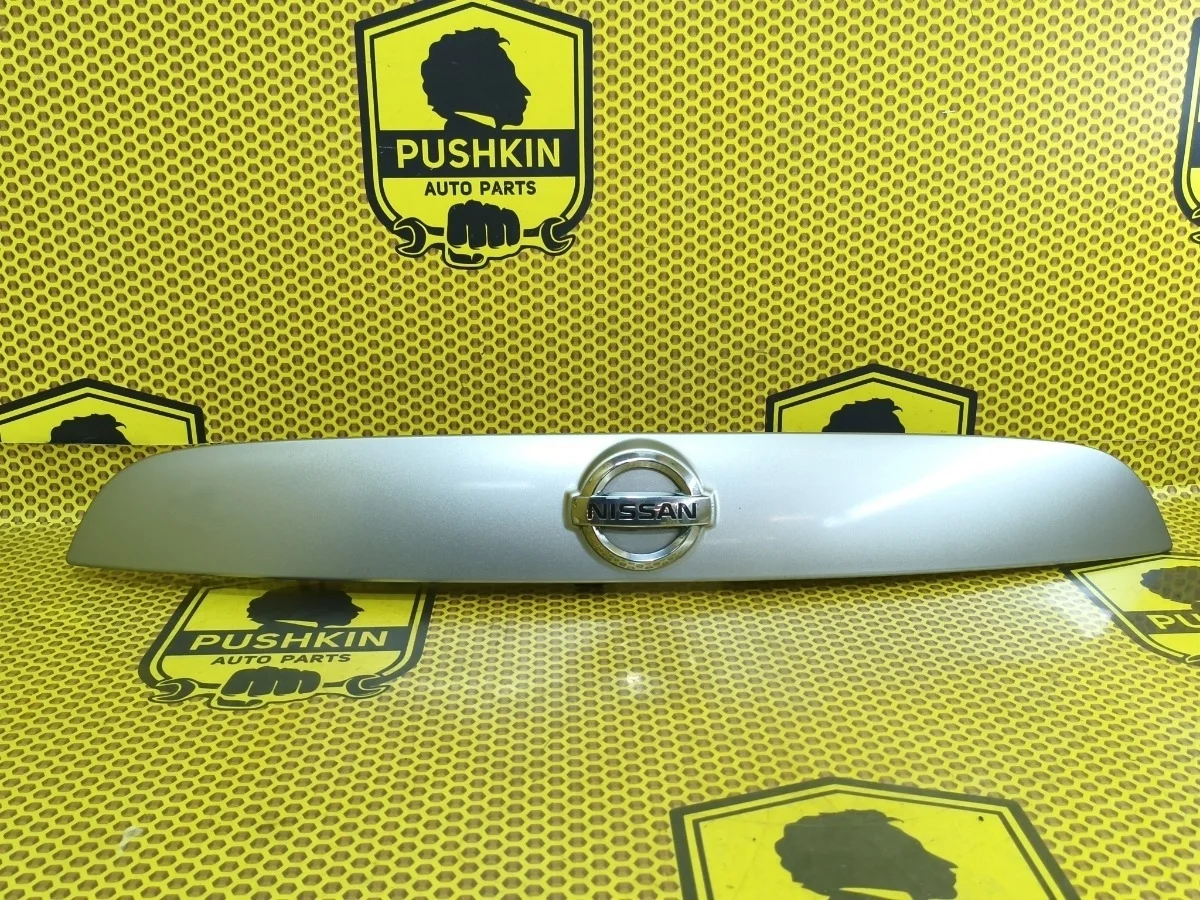 Накладка крышки багажника Nissan Juke 2011 908121KA6H F15 MR16DDT
