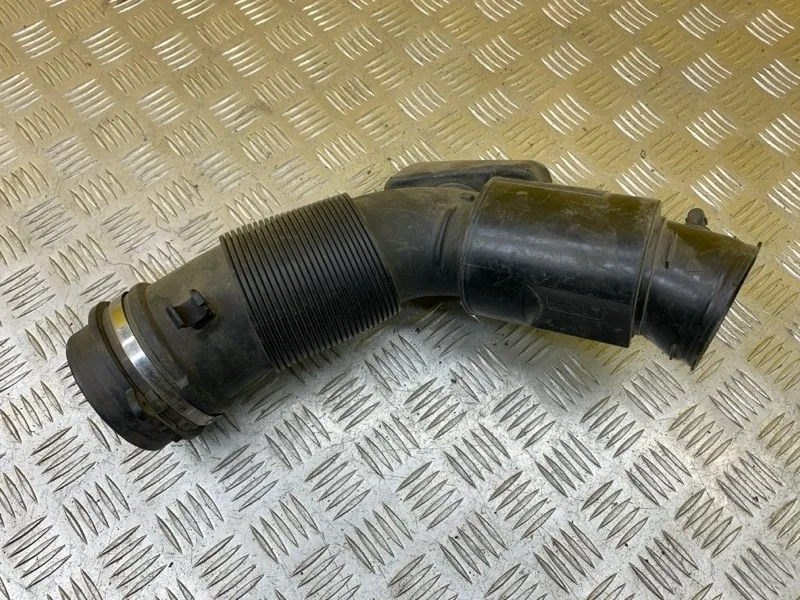 Патрубок воздушного фильтра Audi A4 (B8) 2007> 2012 06E129629Q