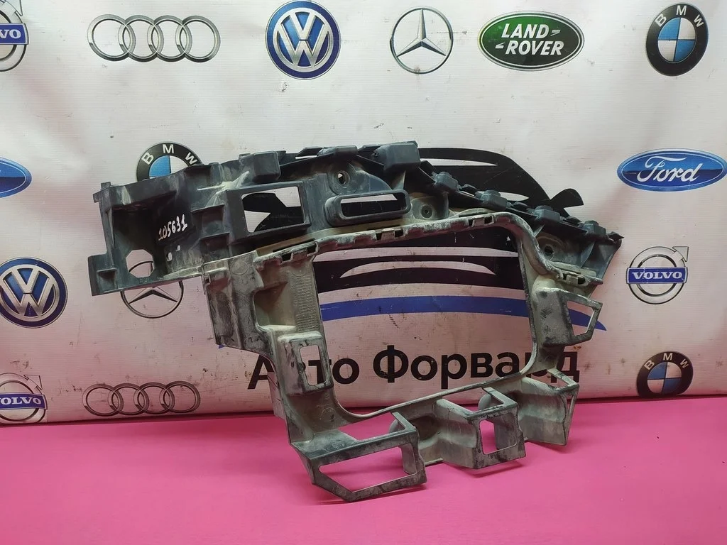 Кронштейн заднего бампера правый VW Touareg 2