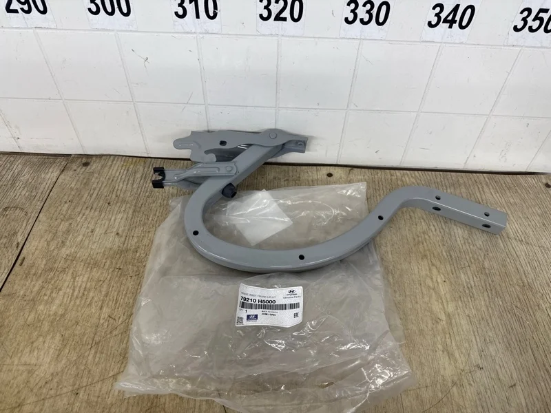 ПЕТЛЯ КРЫШКИ БАГАЖНИКА HYUNDAI SOLARIS 2 2017 2018 2019 2020 2021 2022 2023 79210H5000, левая