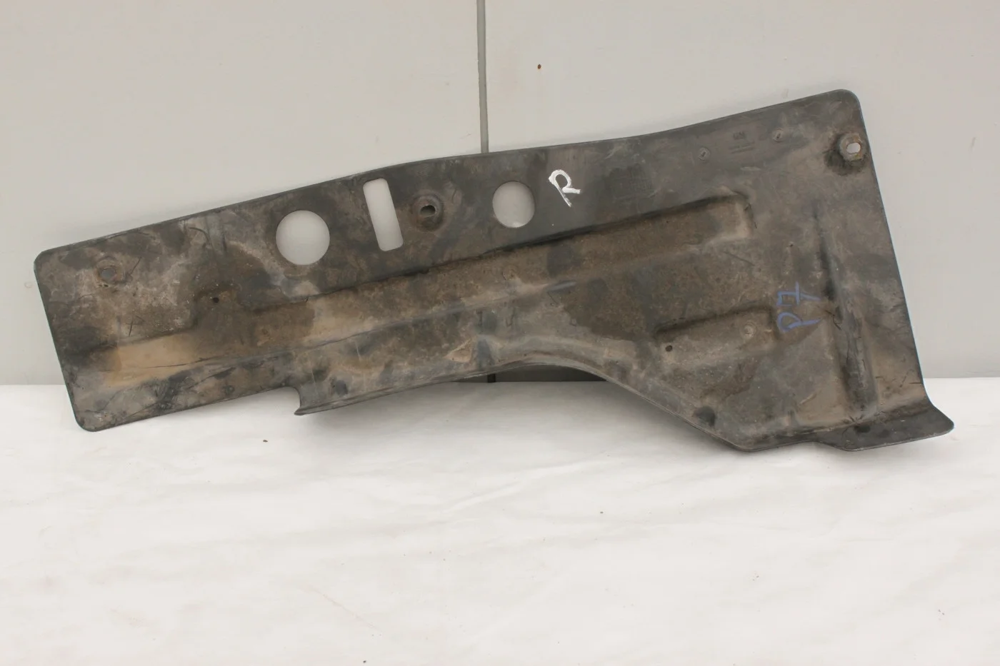 Пыльник моторного отсека прав Opel Astra J