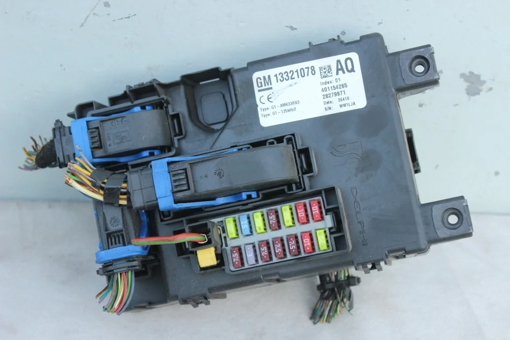 Блок предохранителей 13321078 AQ Opel Corsa D
