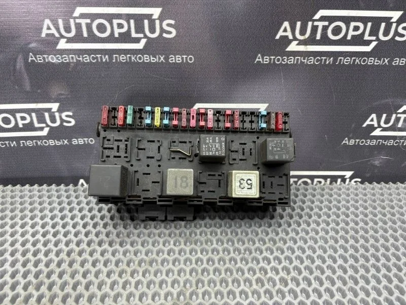 Блок предохранителей подкапотный Volkswagen Golf 1993 357937039 3 ХЭТЧЕБЕК 2E
