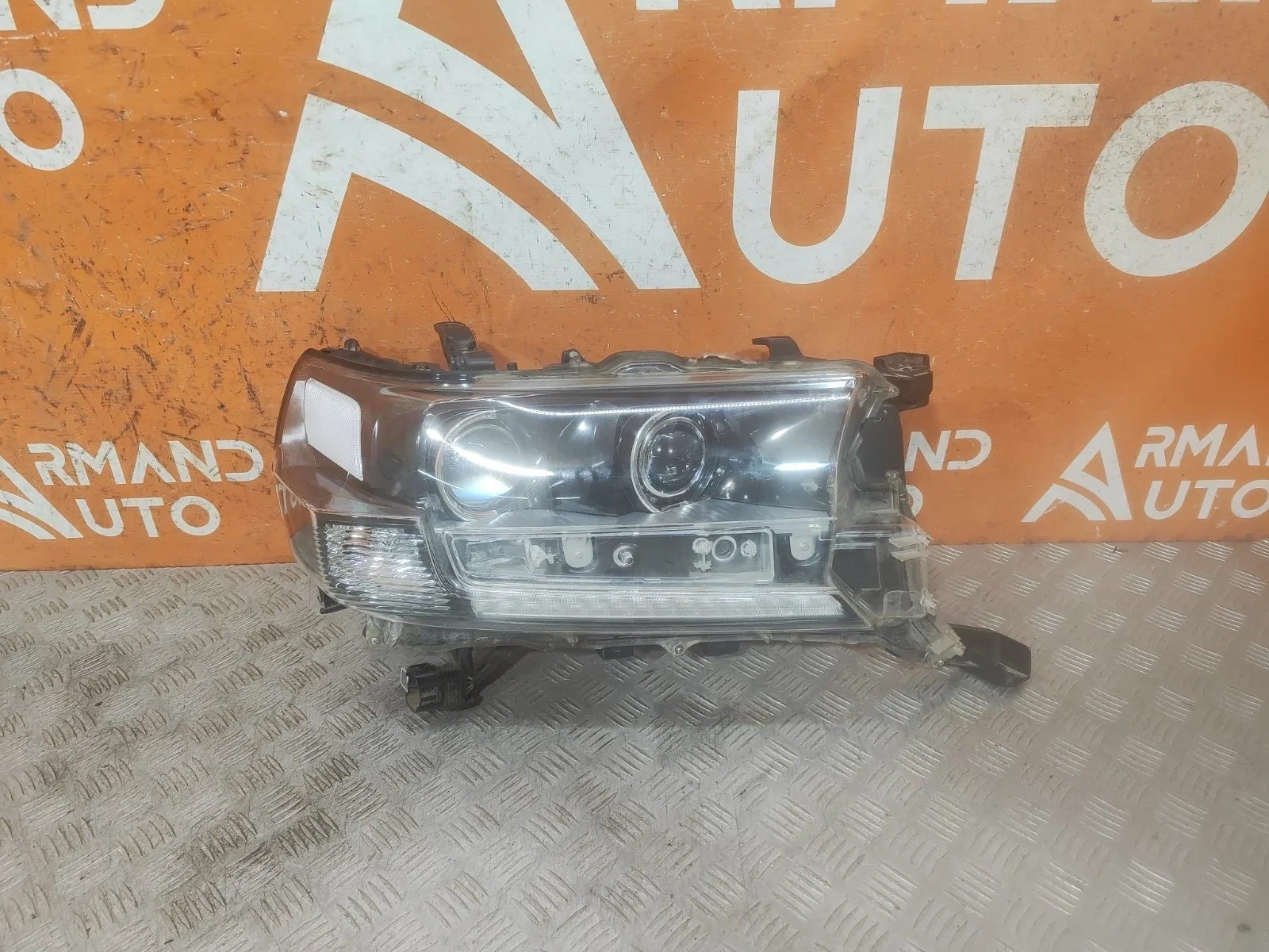 Фара Toyota Land Cruiser 2015-2021 200