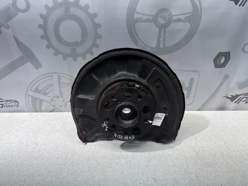 Кулак задний правый Mercedes-benz 2010 W204