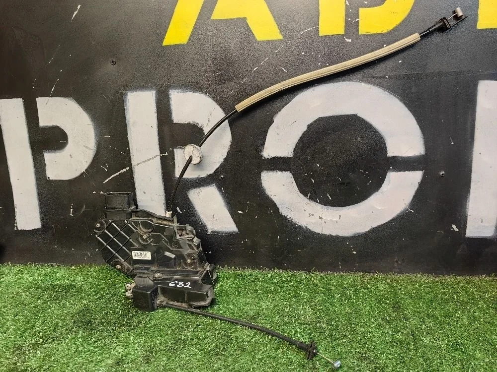 Замок двери передней левой Ford Focus 2