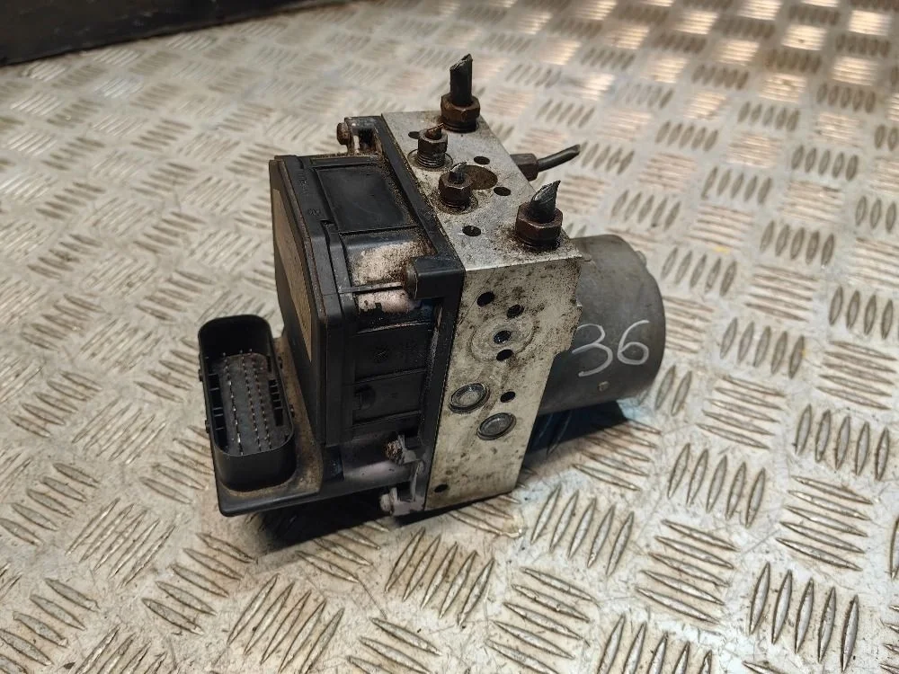 Блок ABS (насос) Toyota Avensis 2