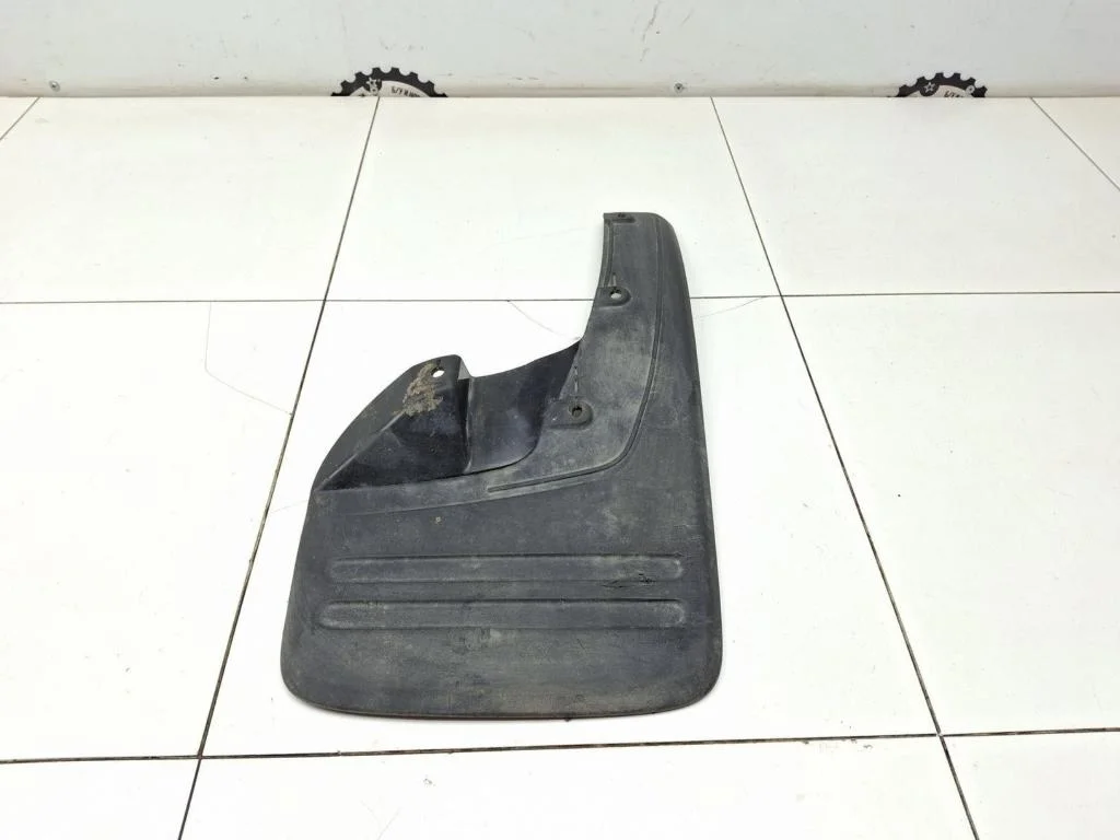 Брызговик передний правый Toyota Hilux 7 2012 AN10, AN20, AN30