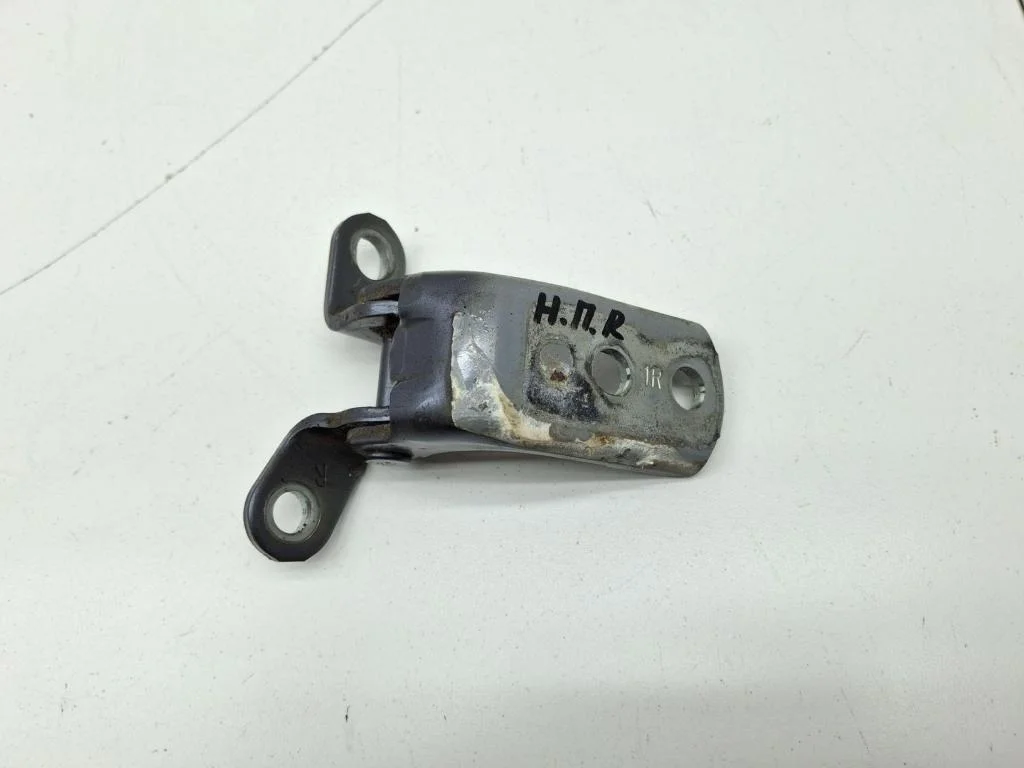 Петля двери передней правой нижняя Toyota Hilux 7 2012 AN10, AN20, AN30