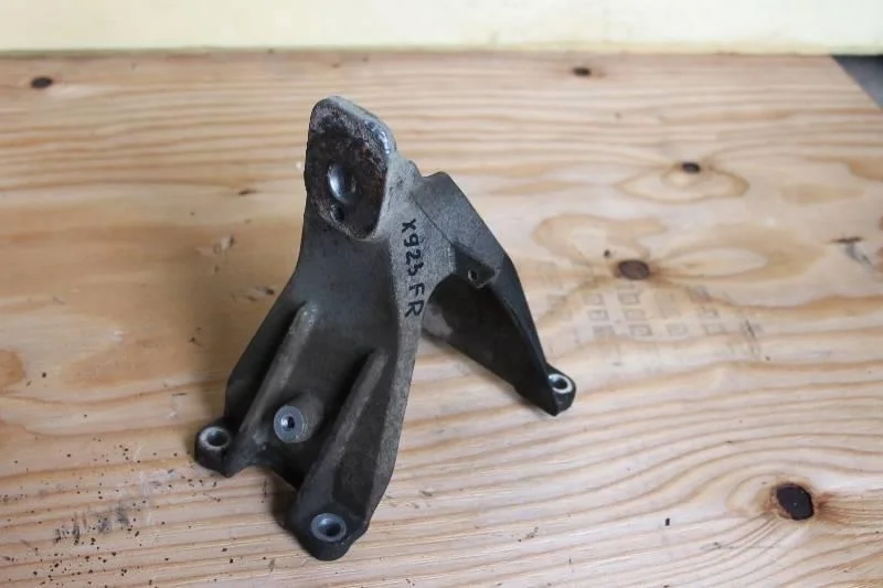 Б.у. кронштейн опоры двигателя SUZUKI  XL7 JA627 SUZUKI XL7 JA627