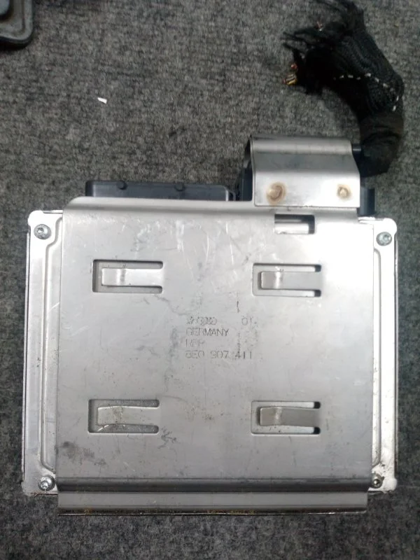 Блок управления двигателем Audi A4 B7 8E0907411 ALT