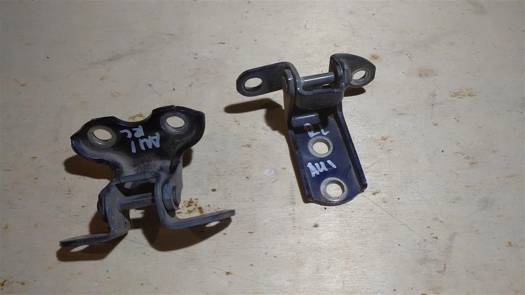 Б.у. петля двери TOYOTA AURIS ZRE150 TOYOTA AURIS ZRE150