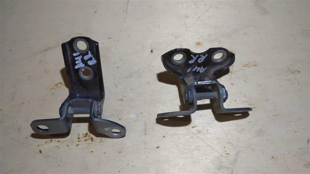 Б.у. петля двери TOYOTA AURIS ZRE150 TOYOTA AURIS ZRE150