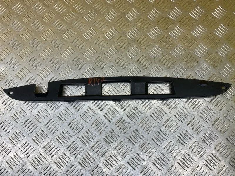 Накладка двери (крышки) багажника Infiniti Qx70 (2013-2017) 2015 908171CA0A 3.0 D V9X C002615