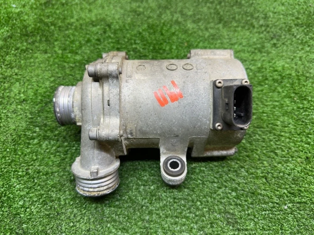 Помпа водяная BMW 320i F30