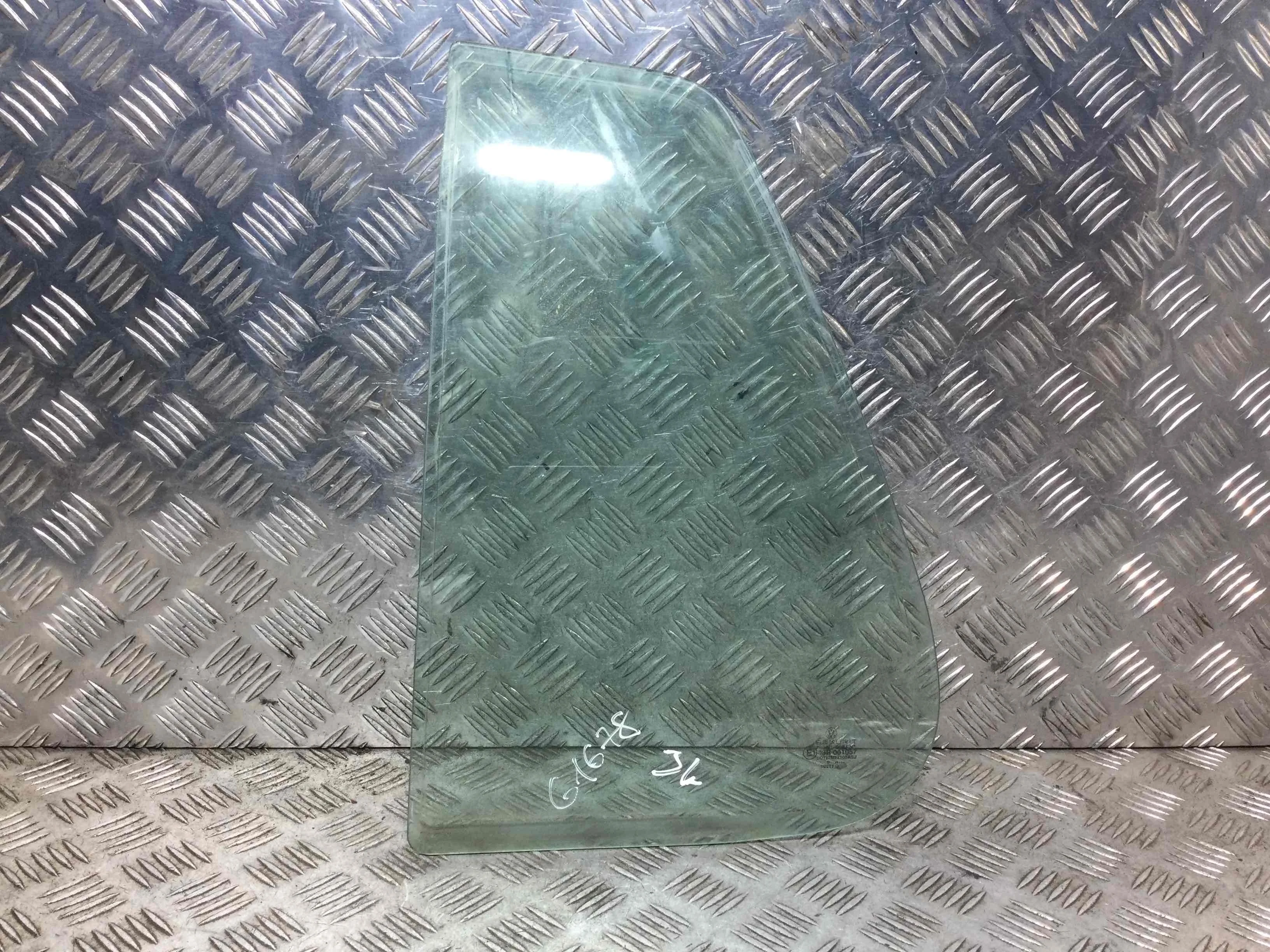 Стекло двери задней левой Volkswagen Golf 4 поколение (1997-2004) бензин 1.6 i Автомат 5-дв, х/б