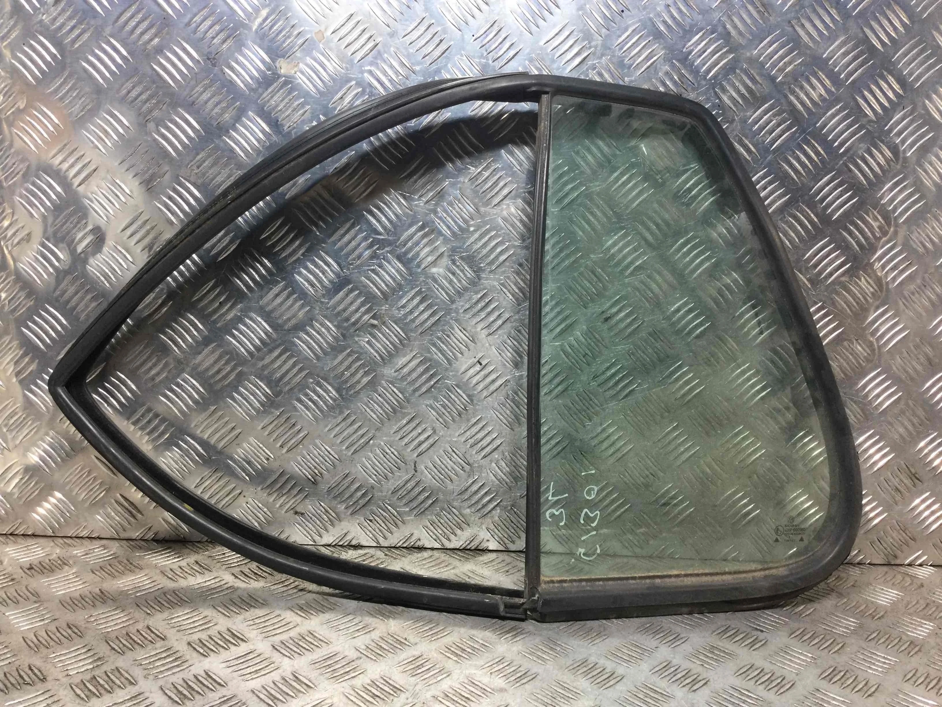 Форточка задняя левая Volkswagen Golf 4 поколение (1997-2004) бензин 1.4 i Механика Х/б