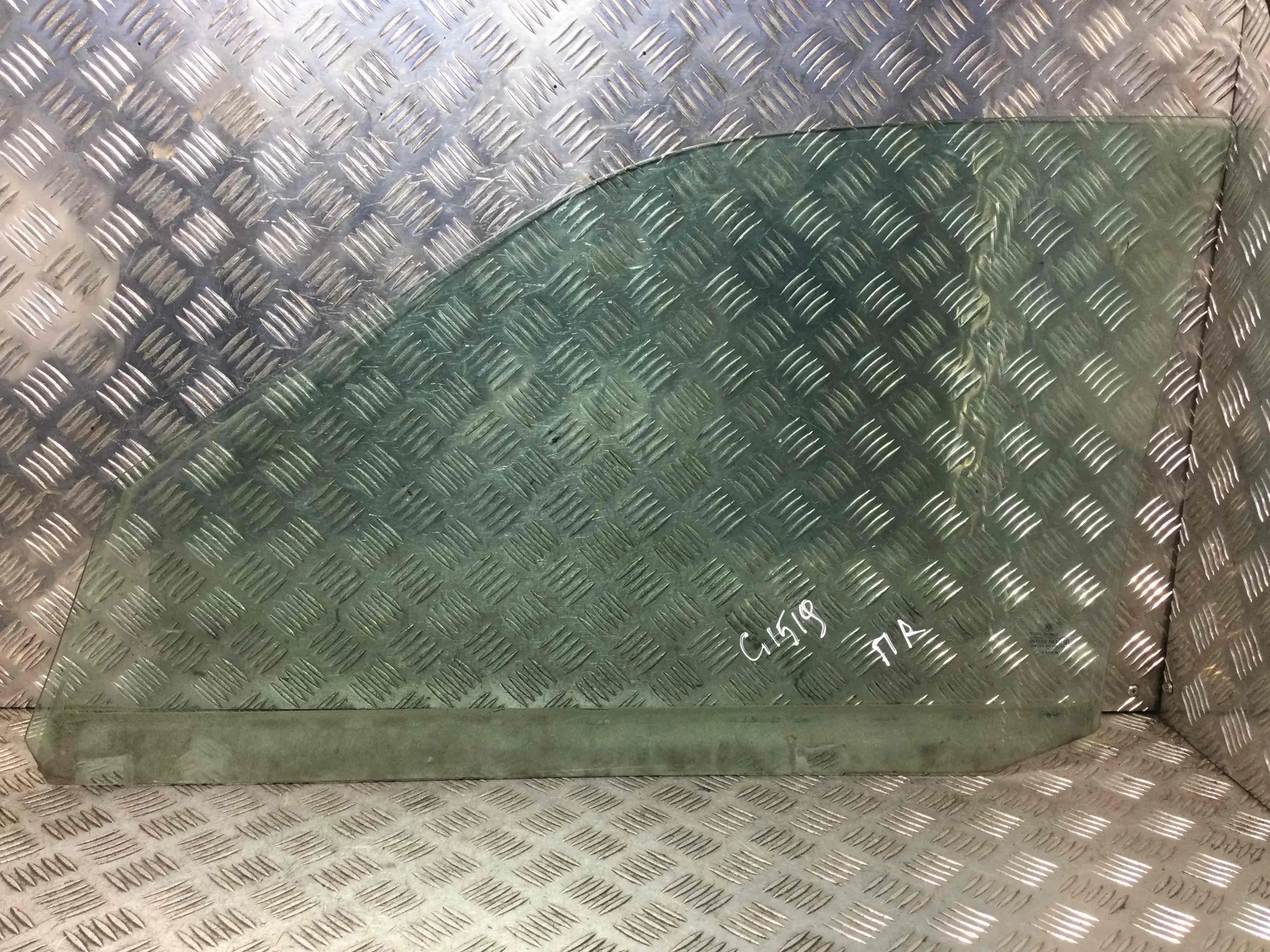 Стекло двери передней правой Volkswagen Polo 3 поколение [рестайлинг] (2000-2002) бензин 1.4 i Механика 5-дв, х/б