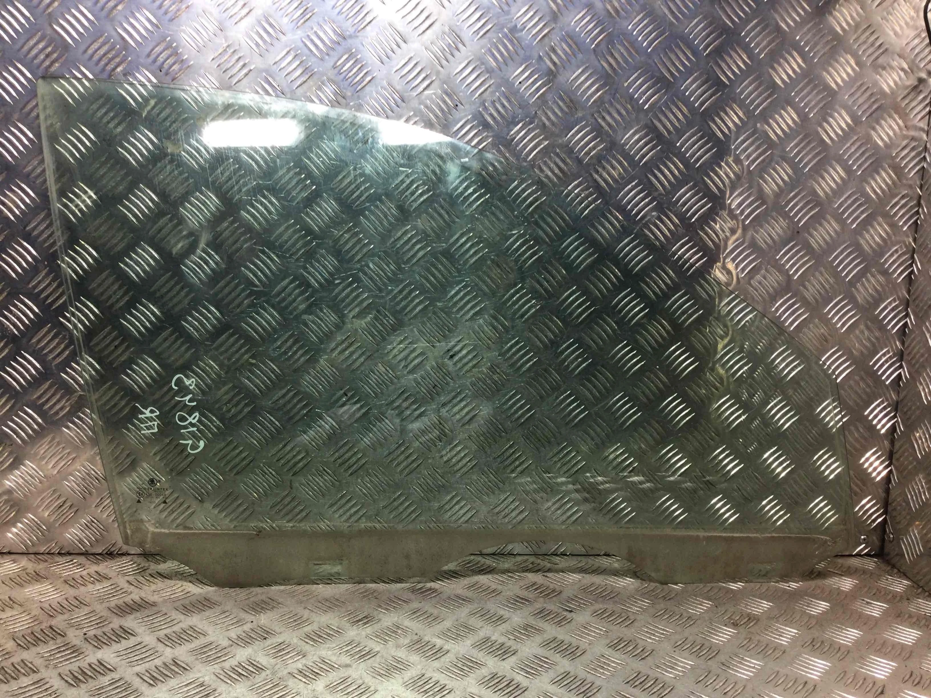 Стекло двери передней правой Skoda Fabia 1 поколение (1999-2004) бензин 1.4 i Механика Х/б