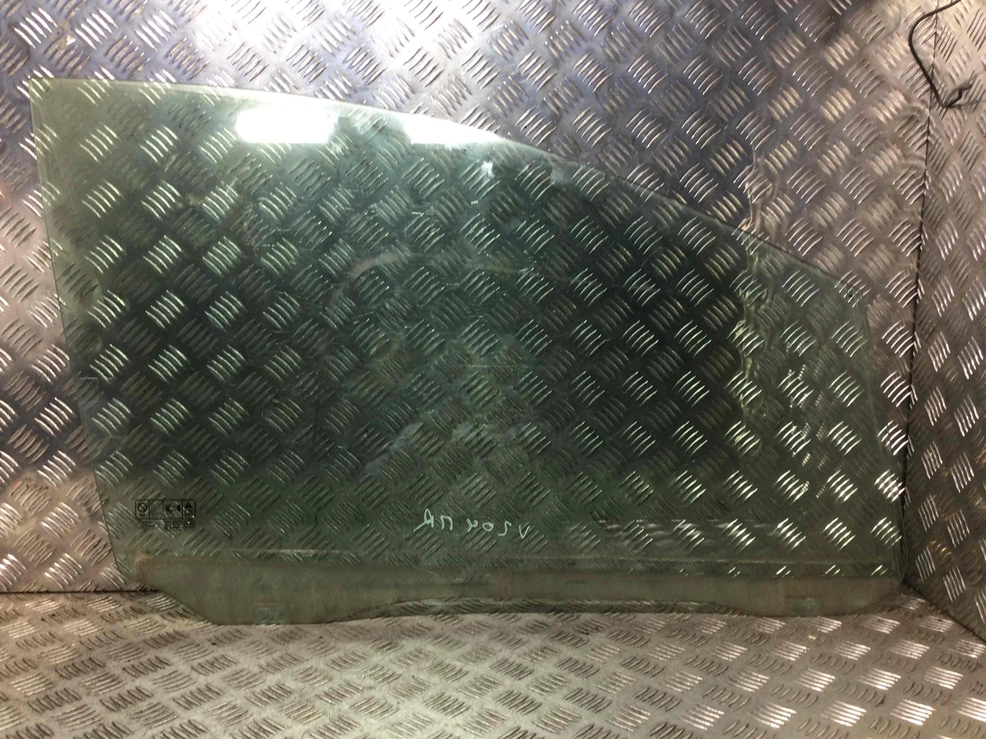 Стекло двери передней правой Ford C-MAX 1 поколение (2003-2007) дизель 2.0 TDCi Механика Минивэн