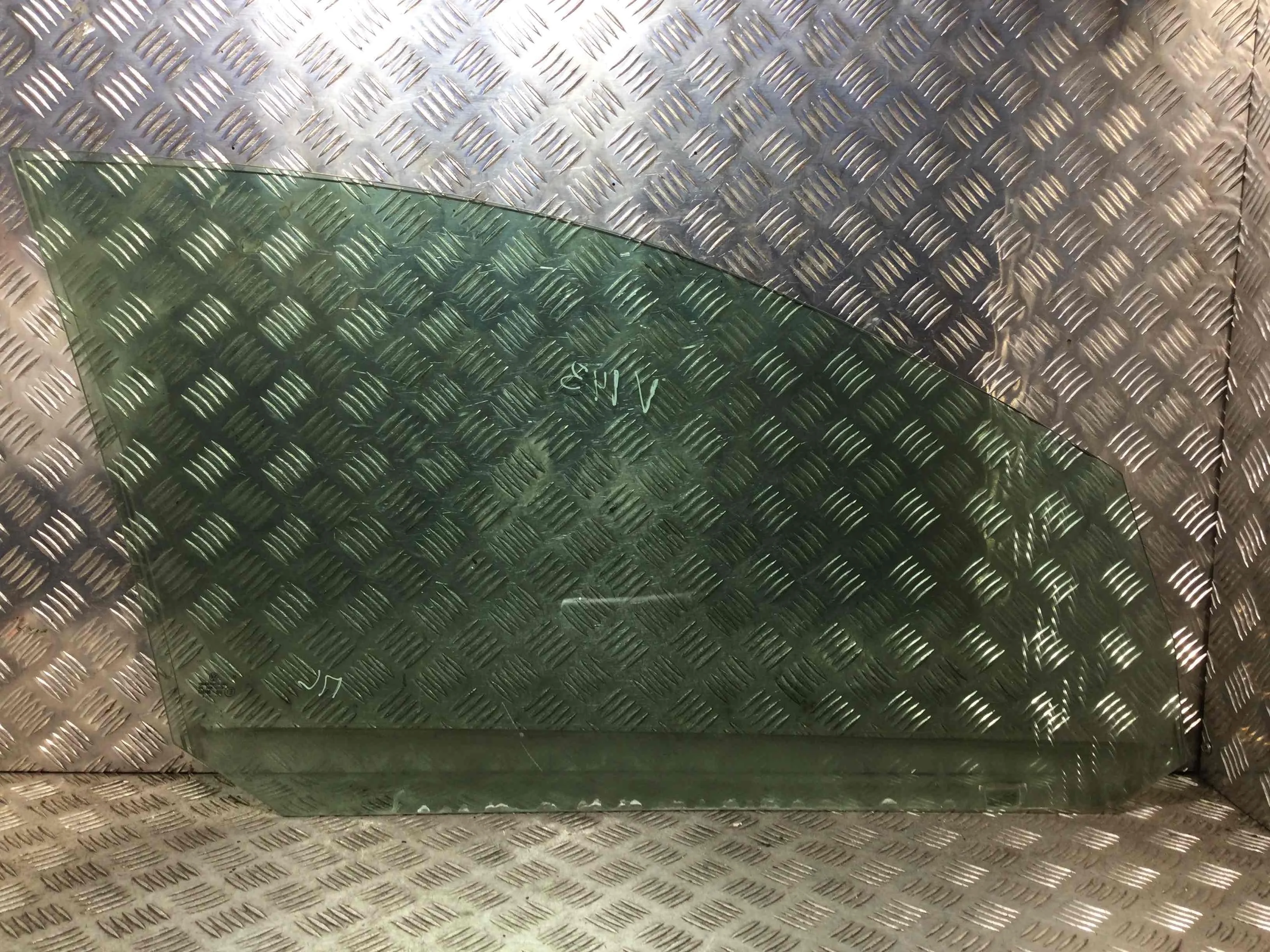 Стекло двери передней левой Volkswagen Golf 5 поколение (2004-2009) дизель 1.9 TDI Механика Х/б